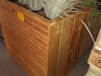 Lot 22 - houten plantenbak. 2 stuks - afbeelding 2 van  4