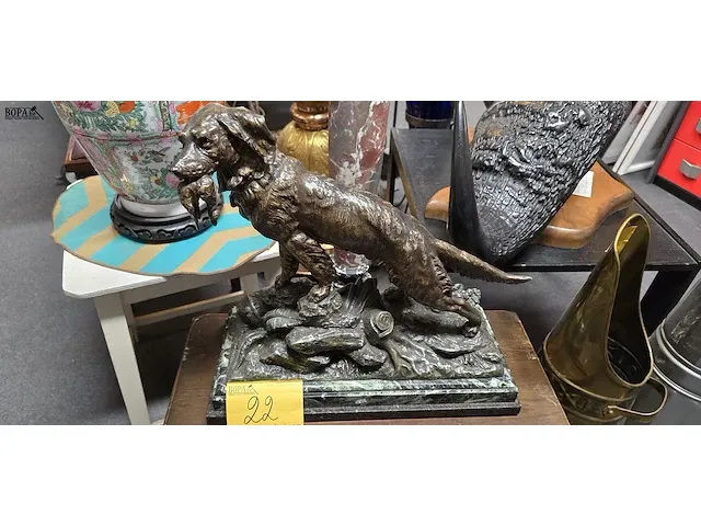 Lot 22 - jachthond in kunstbrons get g omerth - afbeelding 1 van  6