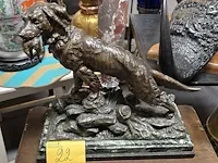 Lot 22 - jachthond in kunstbrons get g omerth - afbeelding 1 van  6