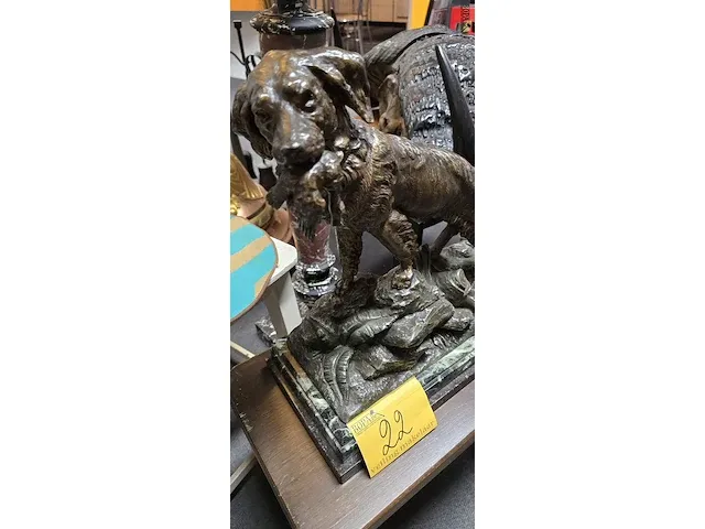 Lot 22 - jachthond in kunstbrons get g omerth - afbeelding 2 van  6