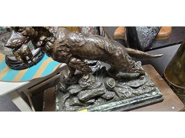 Lot 22 - jachthond in kunstbrons get g omerth - afbeelding 3 van  6