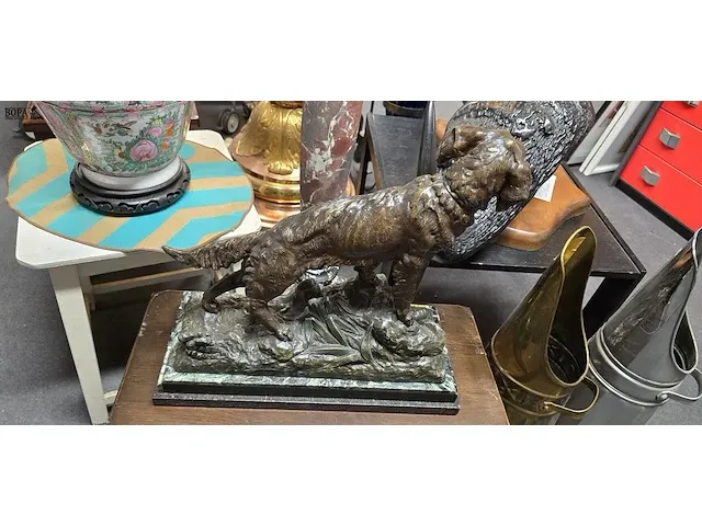 Lot 22 - jachthond in kunstbrons get g omerth - afbeelding 5 van  6