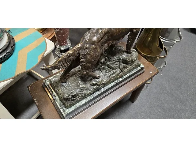 Lot 22 - jachthond in kunstbrons get g omerth - afbeelding 6 van  6