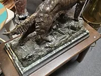 Lot 22 - jachthond in kunstbrons get g omerth - afbeelding 6 van  6