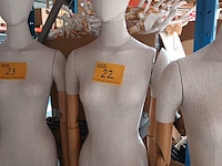 Lot 22 - mannequin pop - afbeelding 1 van  2