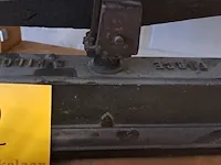 Lot 22 - metalen weegschaal met gewichten - afbeelding 2 van  3