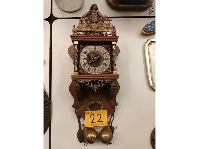 Lot 22 - muurklok met 2 gewichten - afbeelding 1 van  5