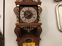 Lot 22 - muurklok met 2 gewichten - afbeelding 1 van  5