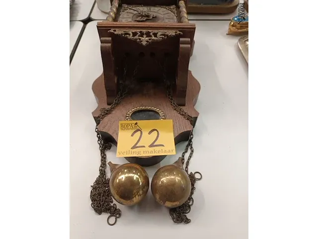 Lot 22 - muurklok met 2 gewichten - afbeelding 4 van  5