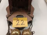 Lot 22 - muurklok met 2 gewichten - afbeelding 4 van  5