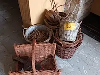 Lot 22 - rieten manden en blaasbalg. 14 stuks - afbeelding 1 van  5