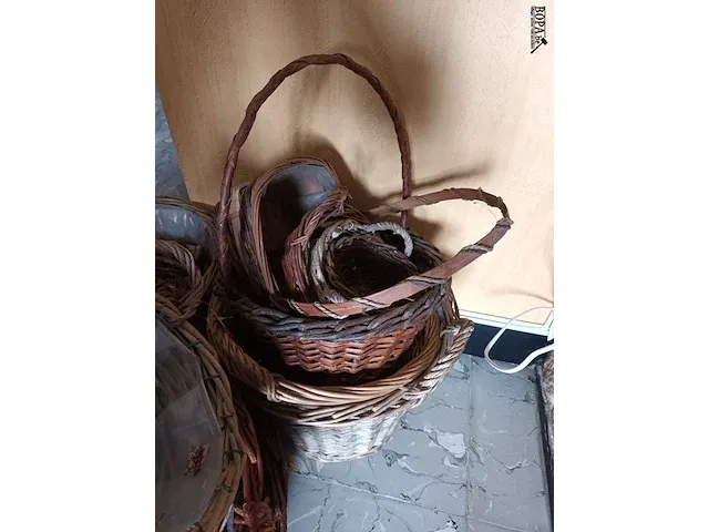 Lot 22 - rieten manden en blaasbalg. 14 stuks - afbeelding 4 van  5