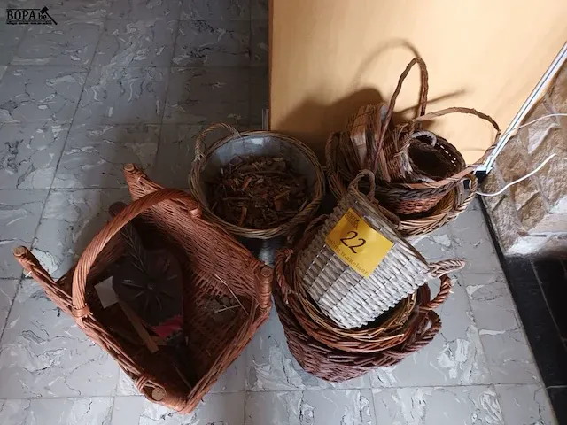 Lot 22 - rieten manden en blaasbalg. 14 stuks - afbeelding 5 van  5