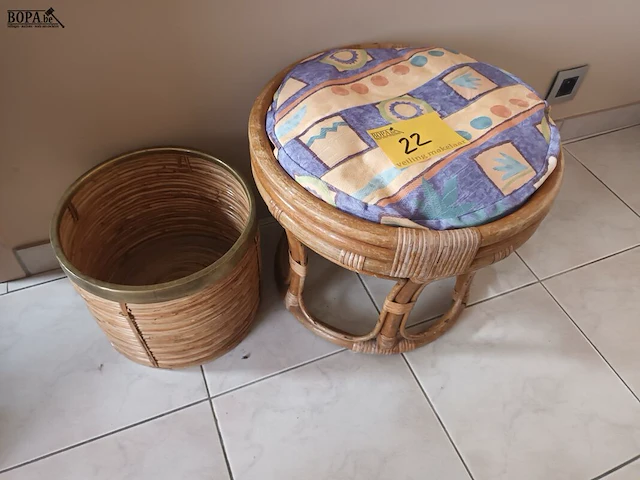 Lot 22 - rotan krukje en cache-pot - afbeelding 1 van  3
