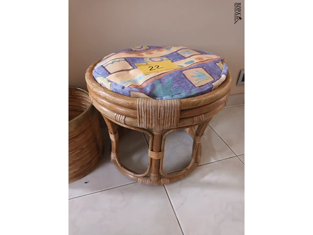 Lot 22 - rotan krukje en cache-pot - afbeelding 2 van  3