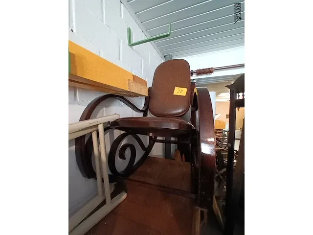 Lot 22 - schommelstoel thonet stijl - afbeelding 1 van  5