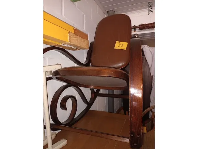 Lot 22 - schommelstoel thonet stijl - afbeelding 2 van  5