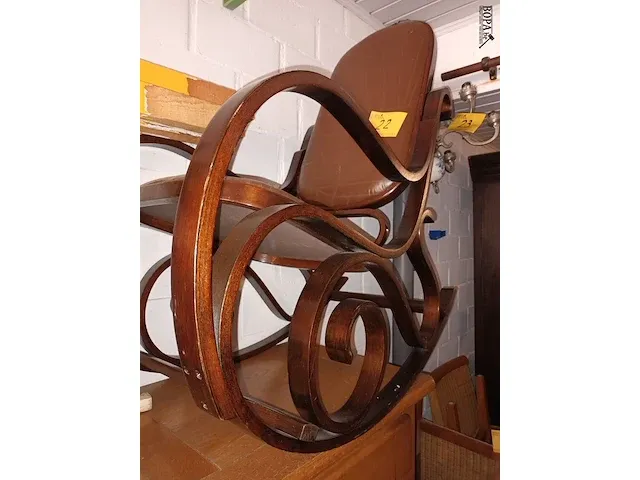 Lot 22 - schommelstoel thonet stijl - afbeelding 3 van  5