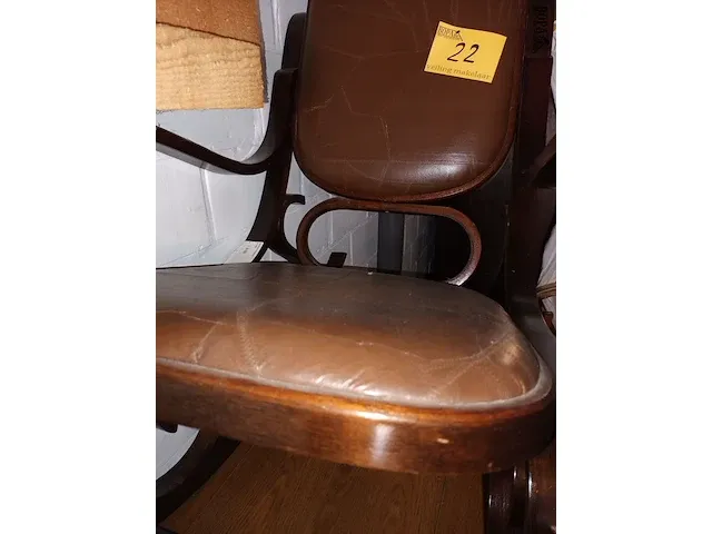 Lot 22 - schommelstoel thonet stijl - afbeelding 4 van  5
