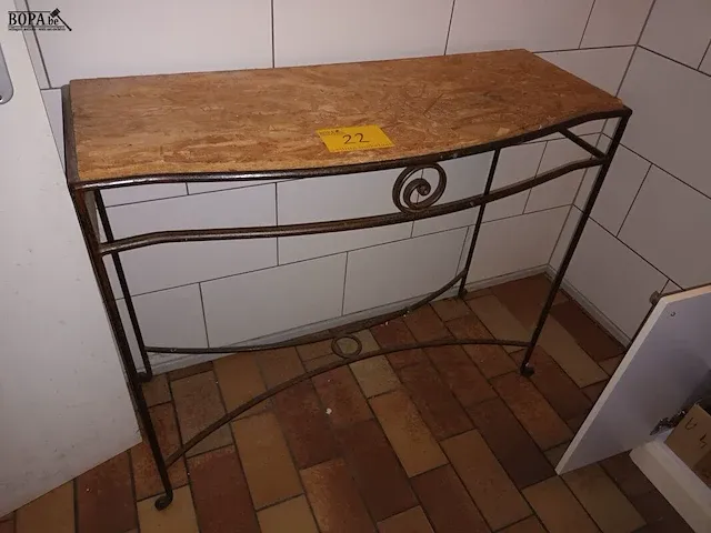 Lot 22 - side table met metalen onderstel - afbeelding 1 van  3