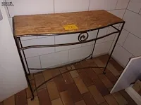 Lot 22 - side table met metalen onderstel - afbeelding 1 van  3