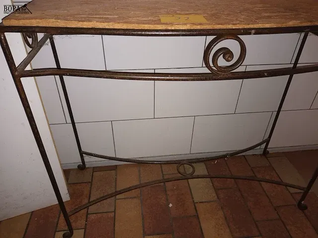 Lot 22 - side table met metalen onderstel - afbeelding 3 van  3