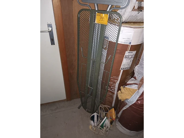 Lot 22 - strijkplank en strijkijzers. 4 stuks - afbeelding 1 van  4