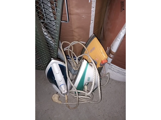 Lot 22 - strijkplank en strijkijzers. 4 stuks - afbeelding 2 van  4