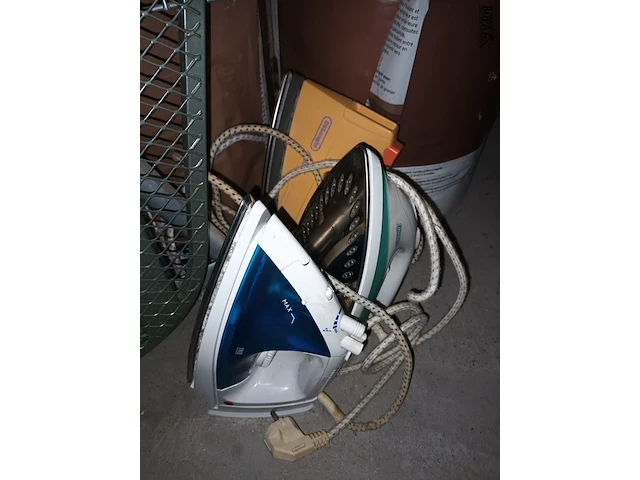 Lot 22 - strijkplank en strijkijzers. 4 stuks - afbeelding 3 van  4