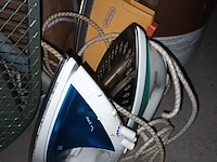 Lot 22 - strijkplank en strijkijzers. 4 stuks - afbeelding 3 van  4