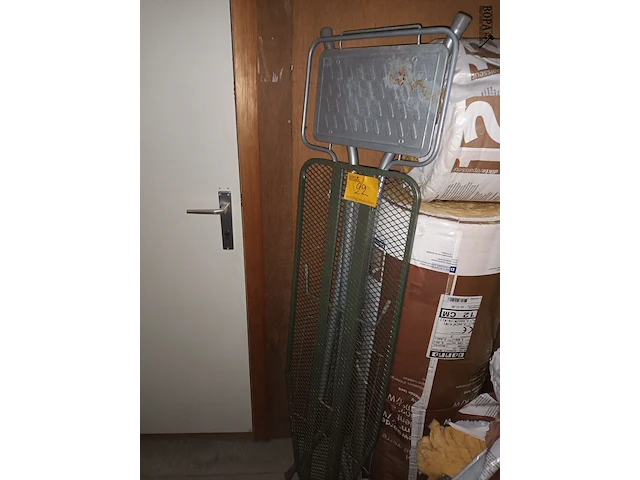 Lot 22 - strijkplank en strijkijzers. 4 stuks - afbeelding 4 van  4