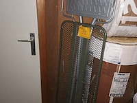 Lot 22 - strijkplank en strijkijzers. 4 stuks - afbeelding 4 van  4