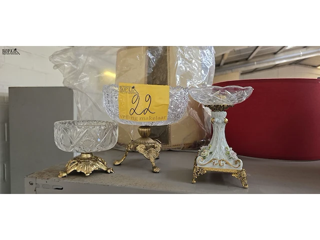 Lot 22 - vintage schalen op koperen voet 3 stuks - afbeelding 1 van  4