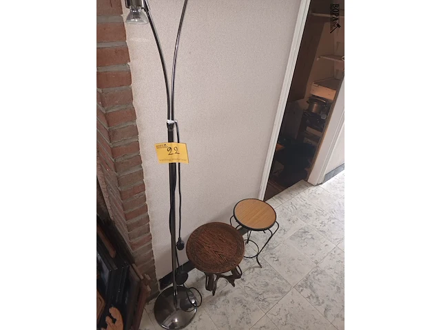 Lot 22 - vloerlamp en plantentafels. 3 stuks - afbeelding 1 van  3