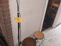 Lot 22 - vloerlamp en plantentafels. 3 stuks - afbeelding 1 van  3