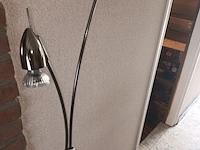 Lot 22 - vloerlamp en plantentafels. 3 stuks - afbeelding 2 van  3
