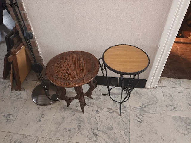 Lot 22 - vloerlamp en plantentafels. 3 stuks - afbeelding 3 van  3