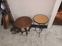 Lot 22 - vloerlamp en plantentafels. 3 stuks - afbeelding 3 van  3