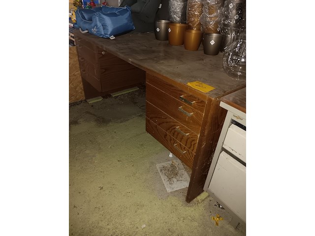 Lot 220 - bureau - afbeelding 2 van  2