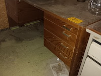 Lot 220 - bureau - afbeelding 2 van  2