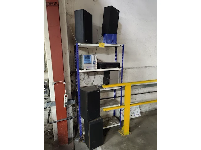 Lot 220 - metalen rekje met radio en cd speler - afbeelding 1 van  4