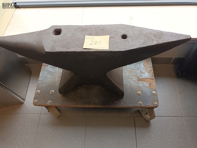 Lot 221 - aambeeld - afbeelding 1 van  3