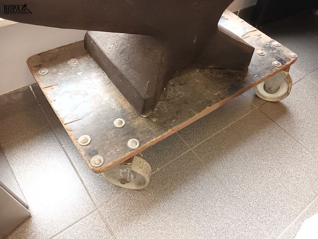 Lot 221 - aambeeld - afbeelding 3 van  3