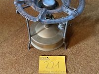 Lot 221 - draagbare petroleumbrander-kooktoestel - afbeelding 1 van  3