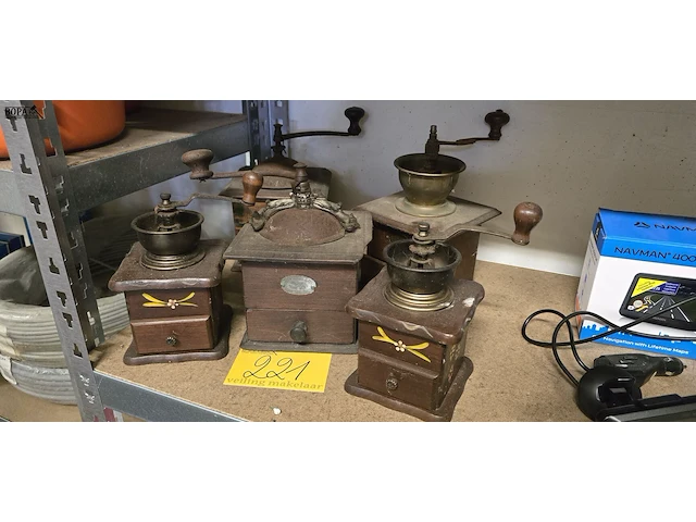 Lot 221 - vintage koffiemolens 5 stuks - afbeelding 1 van  3