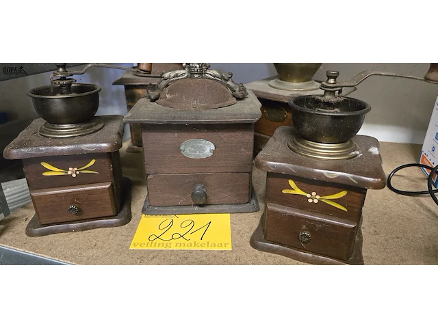 Lot 221 - vintage koffiemolens 5 stuks - afbeelding 2 van  3