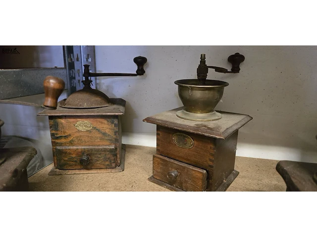 Lot 221 - vintage koffiemolens 5 stuks - afbeelding 3 van  3