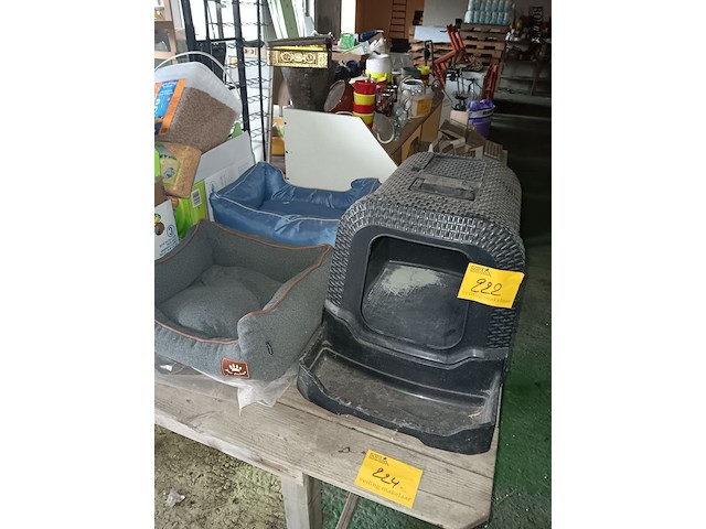 Lot 222 - kattenmanden en kattentoilet - afbeelding 1 van  2