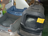 Lot 222 - kattenmanden en kattentoilet - afbeelding 1 van  2