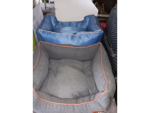 Lot 222 - kattenmanden en kattentoilet - afbeelding 2 van  2